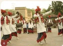 The global presence of Bhangra (1) Flashmobs in Birmingham; (2) Half-time performances at NBA games in the USA; (3) Stage competitions in Singapore; and (4) Lohri celebrations in Punjab