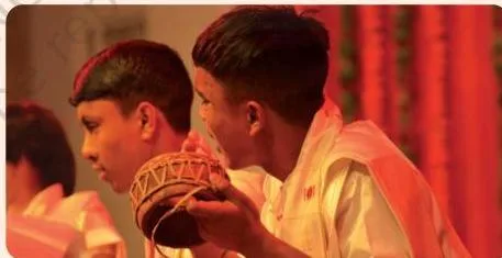 A student clapping hands while reciting a Sanskrit shloka, showing how clapping makes the underlying rhythm pattern of the metre audible.